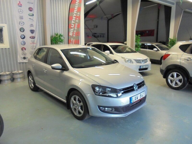 Silver Begagnad 2013 VW Polo Halvkombi | 110 000 kr (Dyr) - Bild 1/4