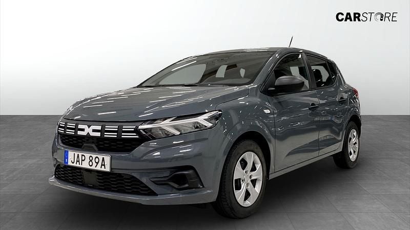 Grå Begagnad 2024 Dacia Sandero Halvkombi | 139 900 kr (Marknadspris) - Bild 1/4