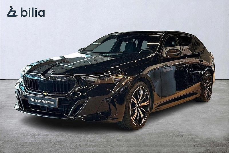 Svart Begagnad 2024 BMW 530e M Sport Kombi | 699 900 kr (Marknadspris) - Bild 1/3