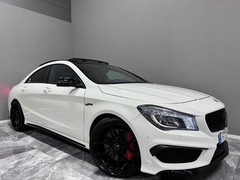 Vit Begagnad 2015 Mercedes CLA45 AMG AMG Sportkupé | 344 900 kr (Lite dyr) - Bild 1/4