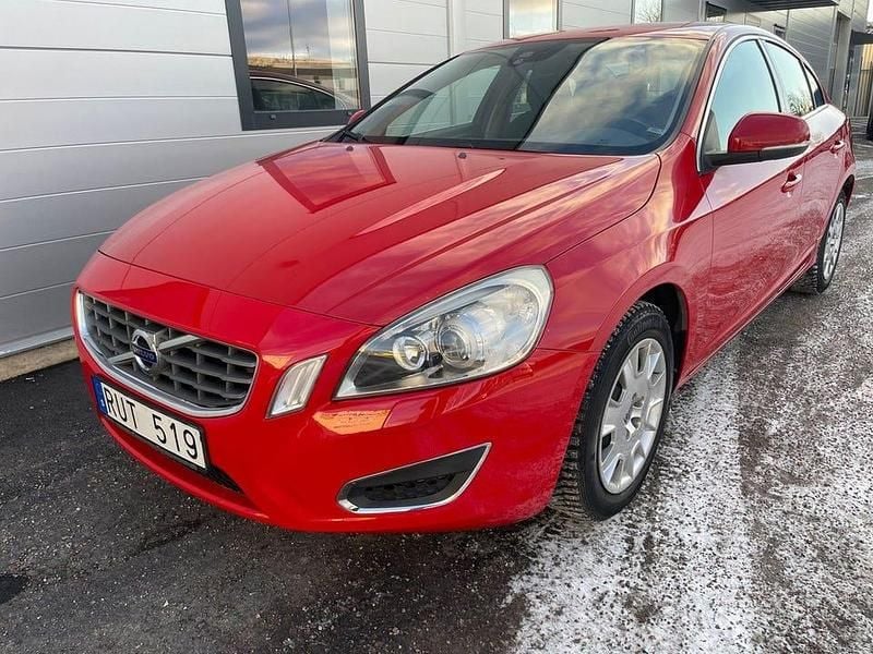 Begagnad Volvo S60 Momentum 203 HK (149 kW) 2010 Röd Sedan