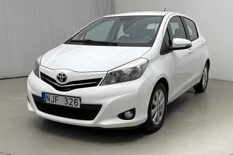 Vit Begagnad 2013 Toyota Yaris Active | 56 800 kr - Bild 1/4