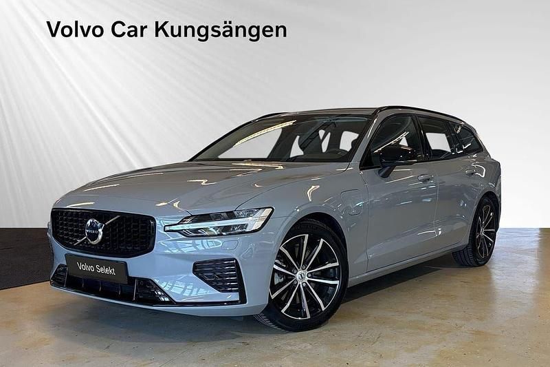 Grå Begagnad 2024 Volvo V60 Plus Kombi | 469 900 kr (Marknadspris) - Bild 1/4