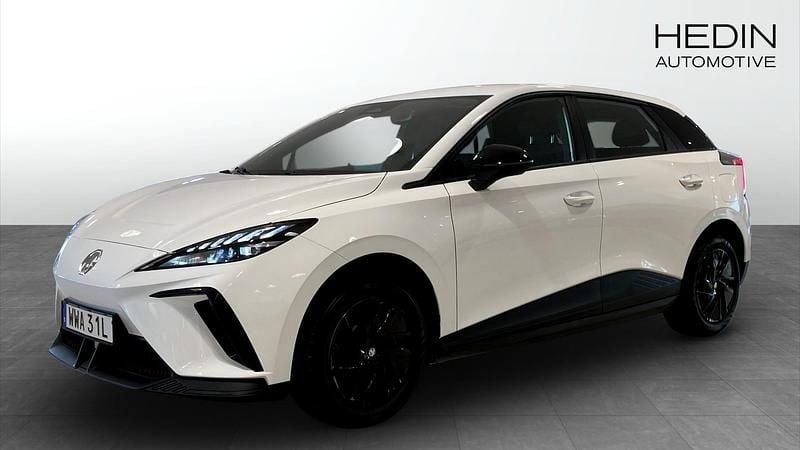 Vit (white) Begagnad 2023 MG MG4 EV Halvkombi | 259 900 kr - Bild 1/4