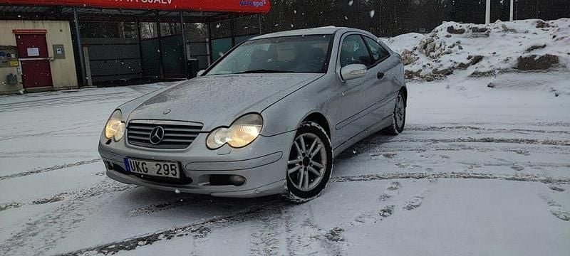 Begagnad Mercedes C200 163 HK (119 kW) 2003 Grey metallic