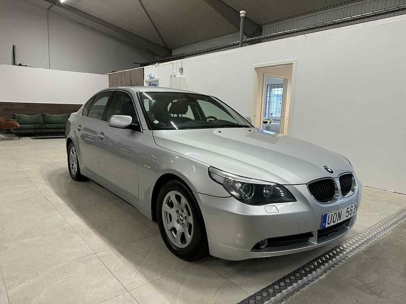 Silver Begagnad 2003 BMW 520 Sedan | 79 900 kr (Lite dyr) - Bild 1/4