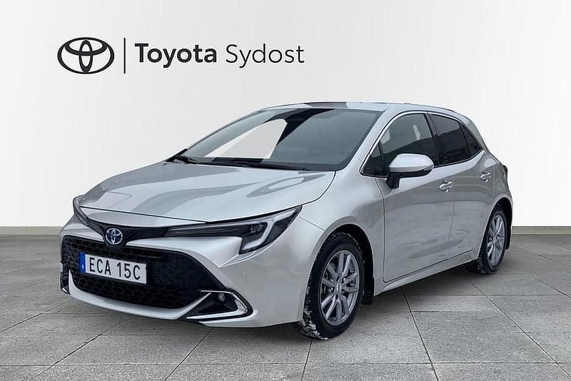 Silver Begagnad 2023 Toyota Corolla Hybrid Executive Halvkombi | 289 000 kr (Bra pris) - Bild 1/3