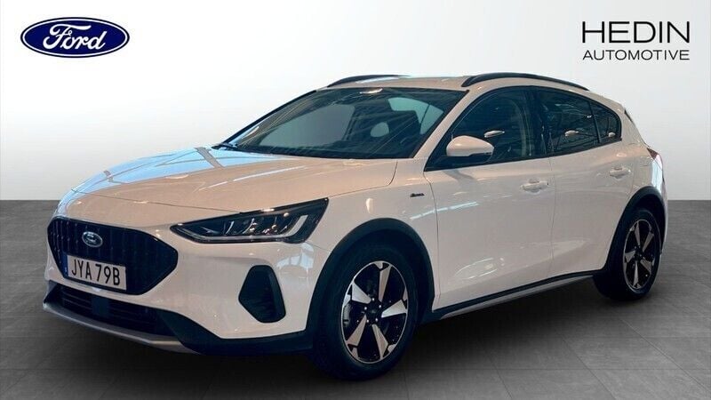 Vit (white) Begagnad 2023 Ford Focus Active Halvkombi | 194 900 kr (Superpris) - Bild 1/4