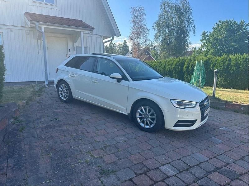 Vit Begagnad 2014 Audi A3 Sportback Attraction Halvkombi | 138 000 kr (Marknadspris) - Bild 1/4