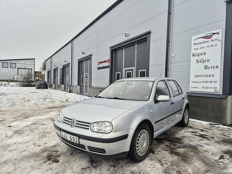 Grå Begagnad 1999 VW Golf IV Trendline Halvkombi | 36 800 kr (Marknadspris) - Bild 1/4