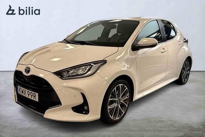 Vit Begagnad 2021 Toyota Yaris Hybrid Halvkombi | 229 900 kr - Bild 1/1