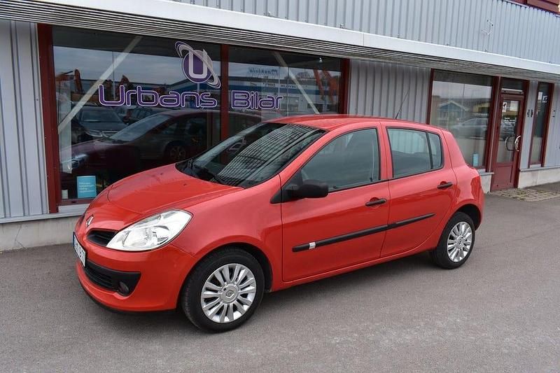 Begagnad Renault Clio II 75 HK (55 kW) 2006 Mörkröd Halvkombi