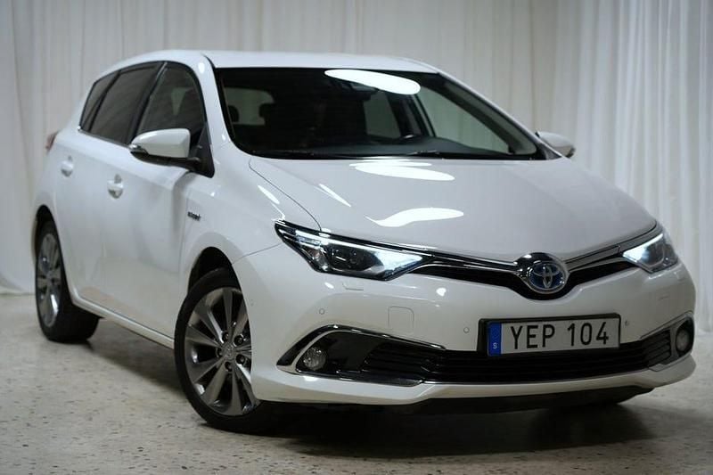 Vit Begagnad 2016 Toyota Auris Hybrid Executive Halvkombi | 149 900 kr (Marknadspris) - Bild 1/4