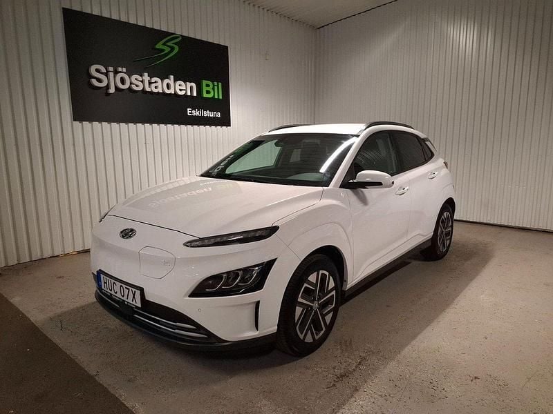 Vit Begagnad 2022 Hyundai Kona SUV | 184 900 kr (Marknadspris) - Bild 1/4