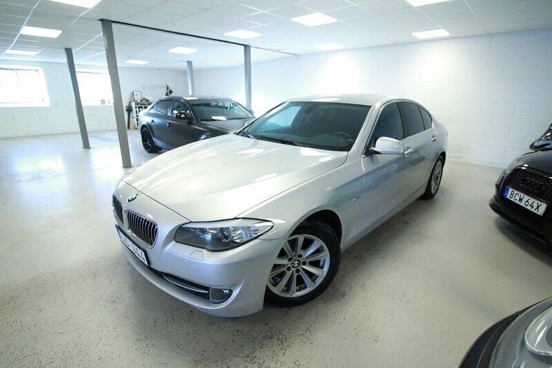 Ljusgrå Begagnad 2010 BMW 523 Sedan | 114 800 kr (Superpris) - Bild 1/4
