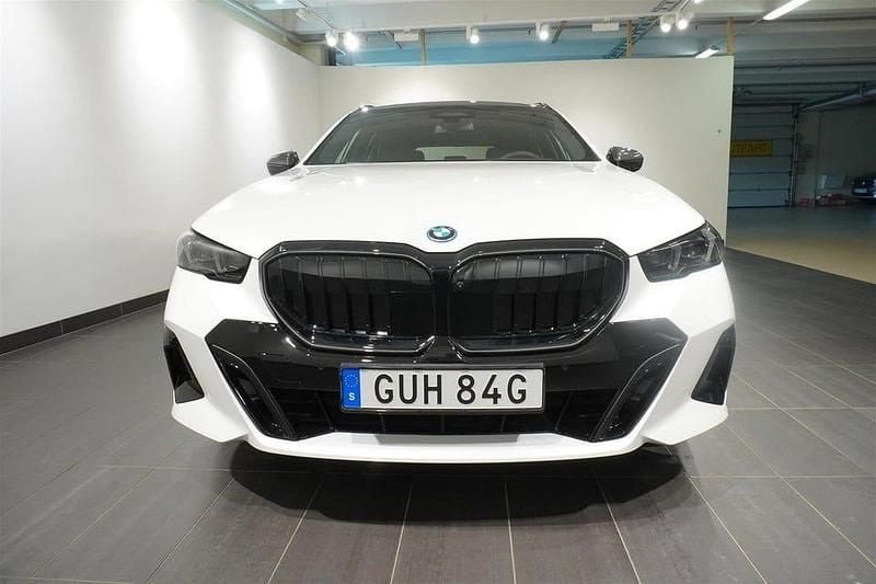 Begagnad BMW 550 M Sport 490 HK (360 kW) 2025 Mineralvit metallic Kombi