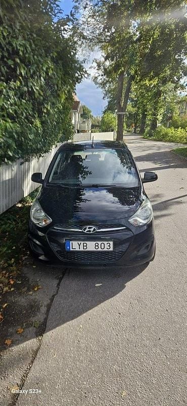 Svart Begagnad 2012 Hyundai i10 Premium Halvkombi | 24 900 kr (Superpris) - Bild 1/4