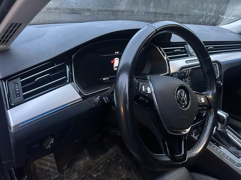 Begagnad VW Passat GTE 218 HK (160 kW) 2017 Svart metallic Kombi