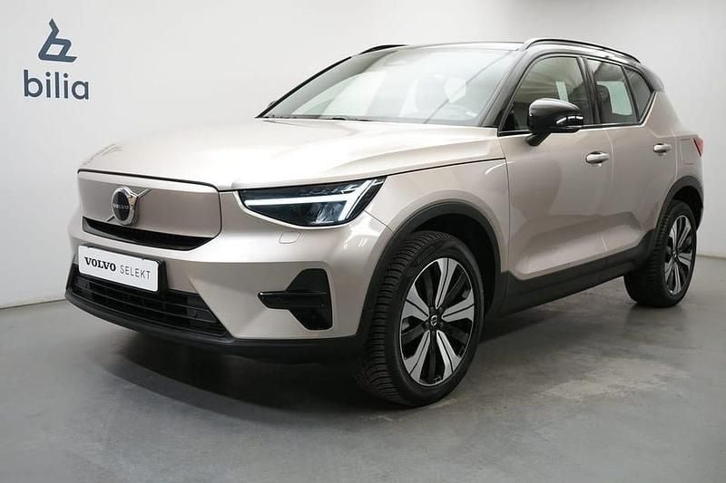 Grå Begagnad 2023 Volvo XC40 Core SUV | 329 900 kr (Superpris) - Bild 1/3