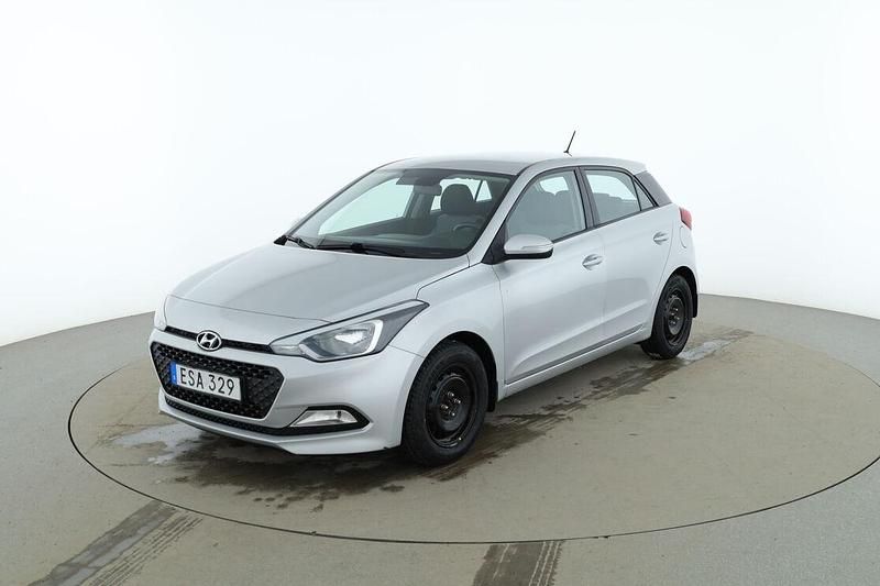 Begagnad Hyundai i20 Comfort 85 HK (62 kW) 2014 Silver Sedan