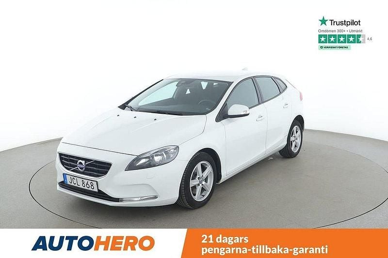 Vit Begagnad 2015 Volvo V40 Kinetic Kombi | 138 000 kr (Marknadspris) - Bild 1/4