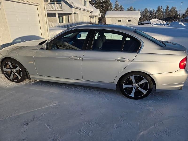 Begagnad BMW 325 218 HK (160 kW) 2009 Sedan
