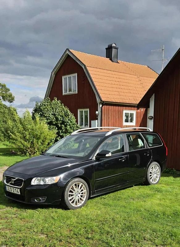 Svart Begagnad 2010 Volvo V50 Summum Kombi | 45 000 kr (Marknadspris) - Bild 1/4