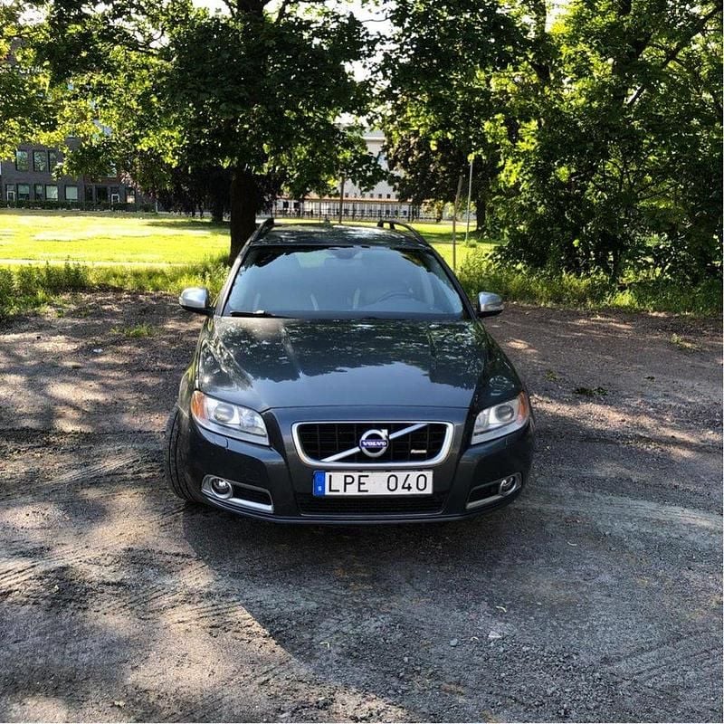Grå Begagnad 2011 Volvo V70 Kombi | 80 000 kr (Marknadspris) - Bild 1/4
