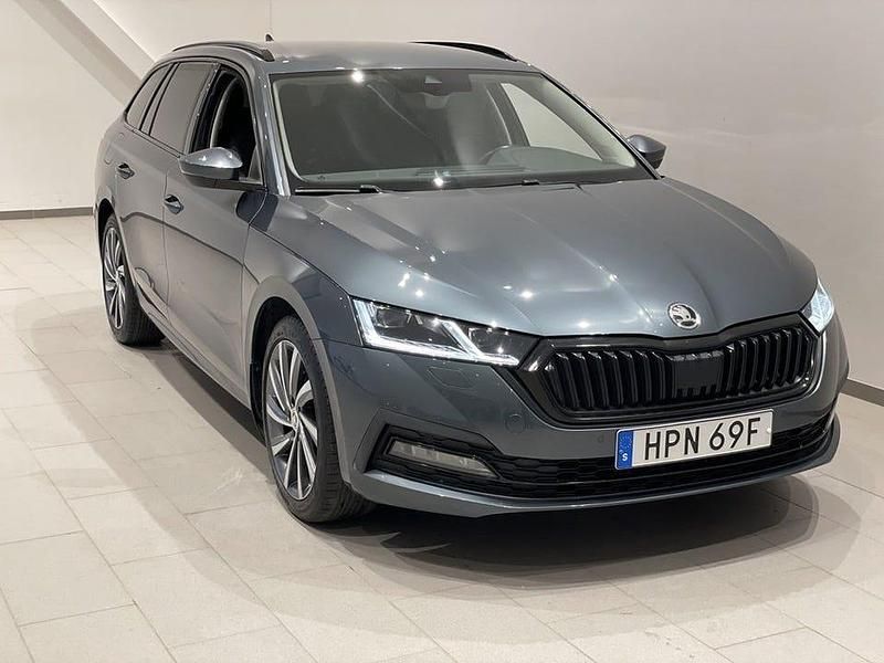 Grå (quartz grey metallic) Begagnad 2021 Skoda Octavia Style Kombi | 237 900 kr (Marknadspris) - Bild 1/4