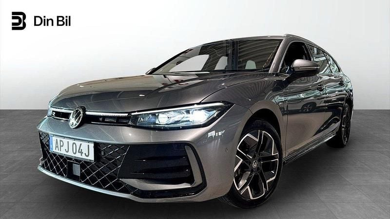 Mörkgrå (diabase grey metallic) Begagnad 2024 VW Passat IQ Drive Kombi | 489 900 kr - Bild 1/4