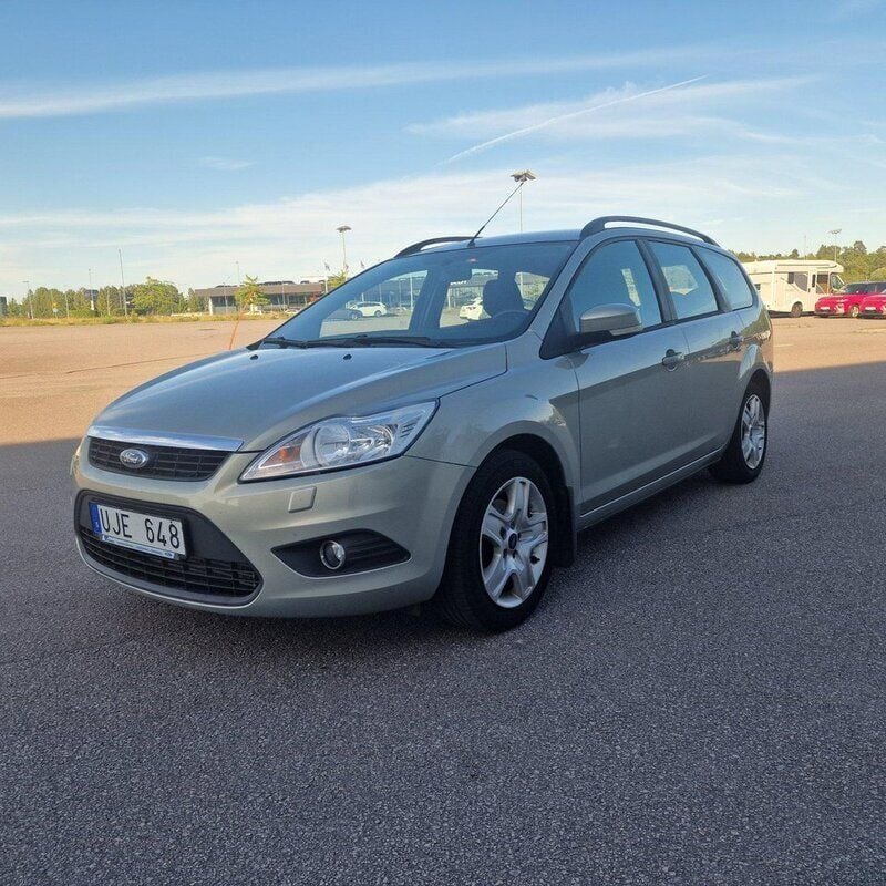 Grå Begagnad 2010 Ford Focus Platinum Kombi | 32 000 kr (Marknadspris) - Bild 1/4