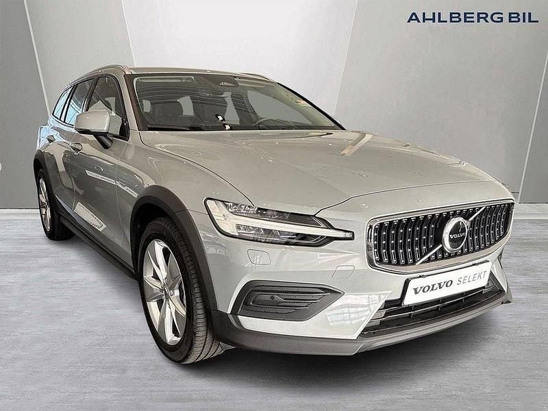 Grå Begagnad 2024 Volvo V60 CC Core Kombi | 409 500 kr (Marknadspris) - Bild 1/3