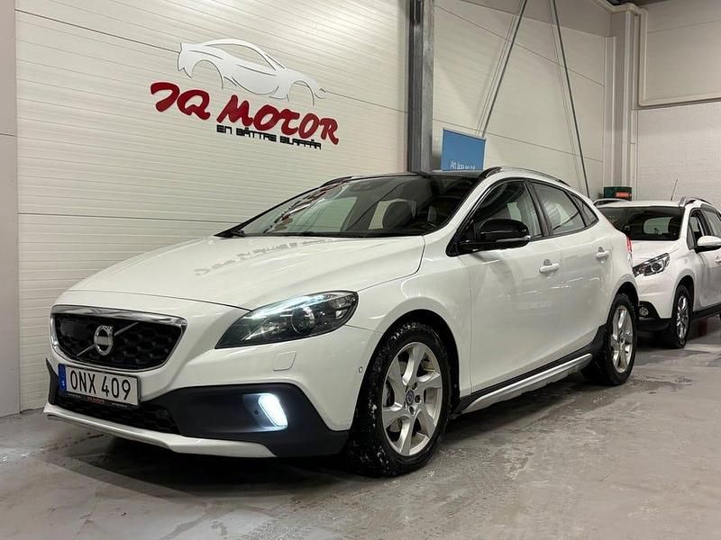 Vit Begagnad 2014 Volvo V40 CC Summum Kombi | 129 900 kr (Marknadspris) - Bild 1/4