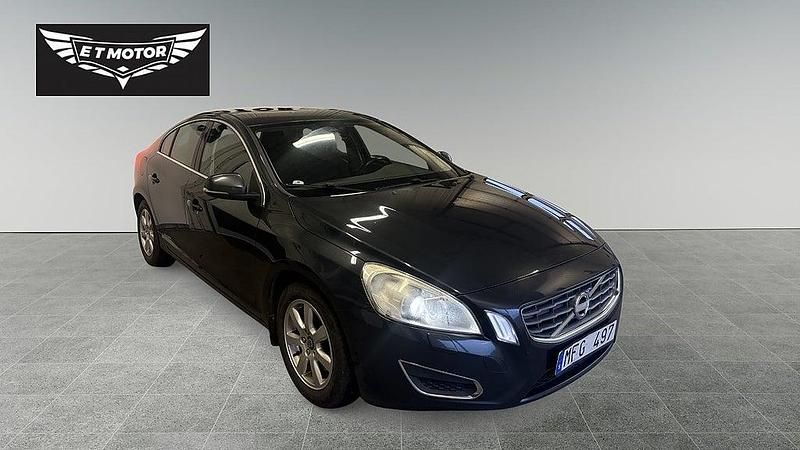 Grå Begagnad 2011 Volvo S60 Momentum Sedan | 52 900 kr (Marknadspris) - Bild 1/4