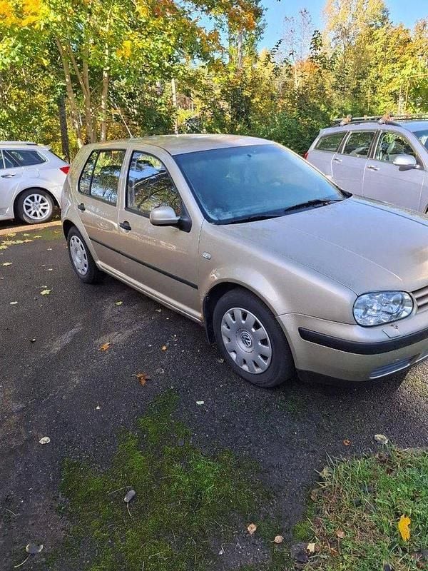 Brun Begagnad 2002 VW Golf IV Basis Halvkombi | 8 000 kr (Bra pris) - Bild 1/4