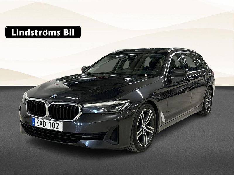 Grå Begagnad 2021 BMW 520 Kombi | 274 900 kr (Superpris) - Bild 1/3