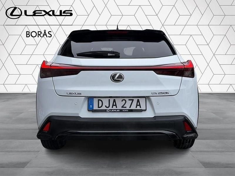 Begagnad Lexus UX 250h Sport Design Packet 186 HK (136 kW) 2023 Vit SUV
