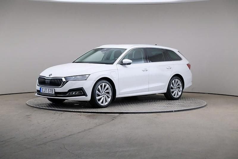 Vit Begagnad 2021 Skoda Octavia Business Line Kombi | 249 000 kr (Marknadspris) - Bild 1/4