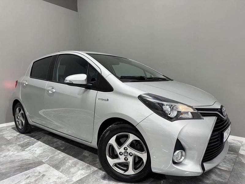 Silver Begagnad 2015 Toyota Yaris Hybrid Active Halvkombi | 129 900 kr (Marknadspris) - Bild 1/4