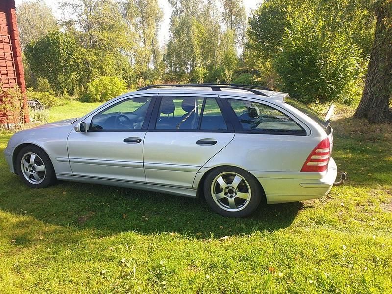Silver Begagnad 2007 Mercedes C220 Classic Kombi | 49 000 kr (Marknadspris) - Bild 1/4