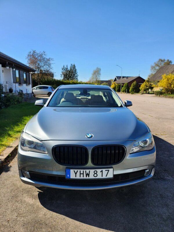 Grå Begagnad 2011 BMW 730 Sedan | 80 000 kr (Superpris) - Bild 1/4