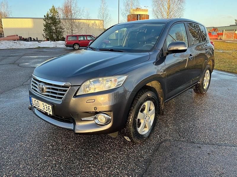 Grå Begagnad 2011 Toyota RAV4 SUV | 119 900 kr (Marknadspris) - Bild 1/4