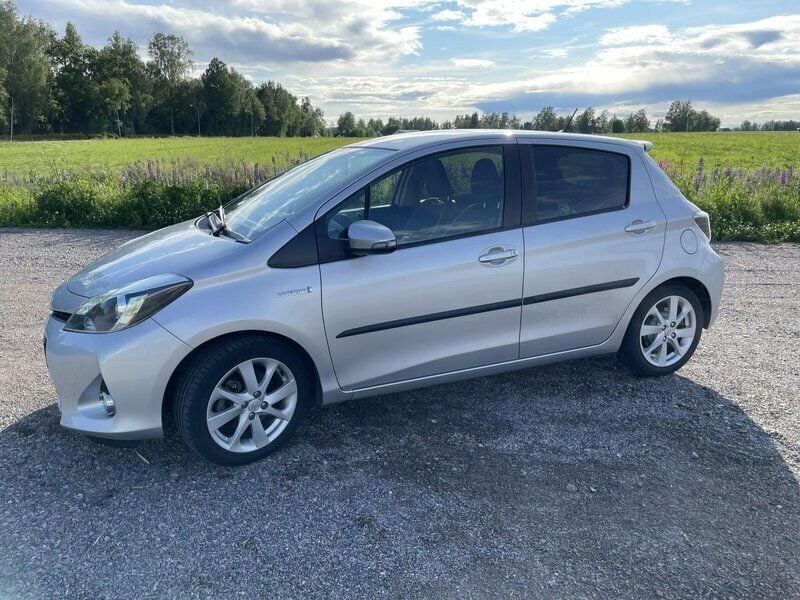 Silver Begagnad 2012 Toyota Yaris Hybrid Style Halvkombi | 89 000 kr (Bra pris) - Bild 1/4