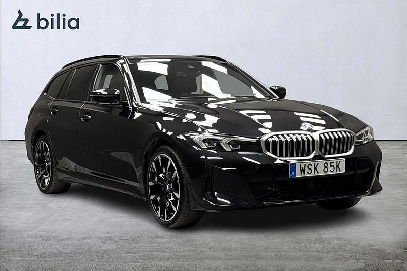 Svart Begagnad 2025 BMW 330e M Sport Kombi | 539 000 kr (Marknadspris) - Bild 1/4