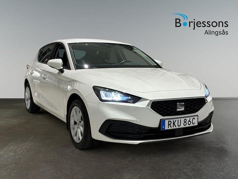 Vit Begagnad 2022 Seat Leon Style Halvkombi | 209 900 kr (Marknadspris) - Bild 1/4
