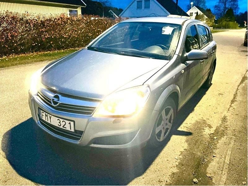 Grå Begagnad 2007 Opel Astra Halvkombi | 25 000 kr (Marknadspris) - Bild 1/4