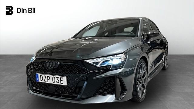 Grå Ny 2024 Audi RS3 Sportback Halvkombi | 749 000 kr (Marknadspris) - Bild 1/4