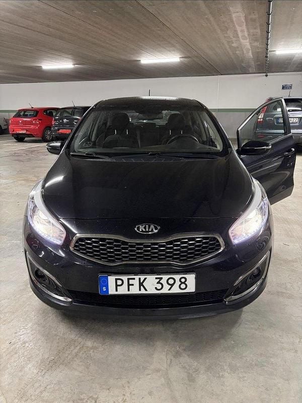 Svart Begagnad 2017 Kia Ceed Halvkombi | 139 000 kr (Marknadspris) - Bild 1/4