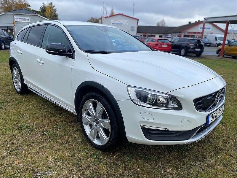 Vit Begagnad 2016 Volvo V60 CC Kombi | 149 900 kr (Marknadspris) - Bild 1/4