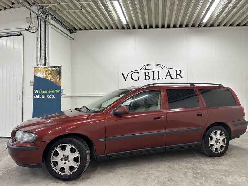 Mörkröd Begagnad 2000 Volvo V70 Kombi | 36 000 kr (Lite dyr) - Bild 1/4